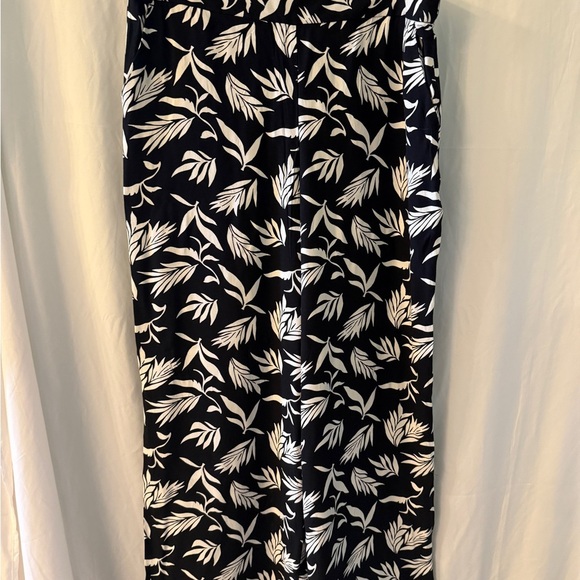 LOFT Pants - LOFT Monochrome Leaf Pattern wide leg trousers size L